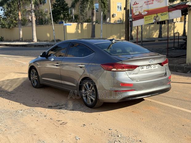Hyundai Elantra Limited Sedan FWD (2.0L 4cyl 6A) 2017 Gray