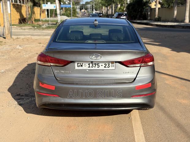 Hyundai Elantra Limited Sedan FWD (2.0L 4cyl 6A) 2017 Gray