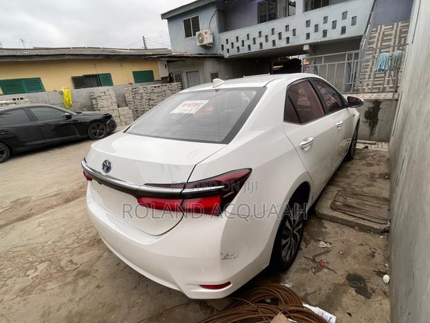 Toyota Corolla 2018 White