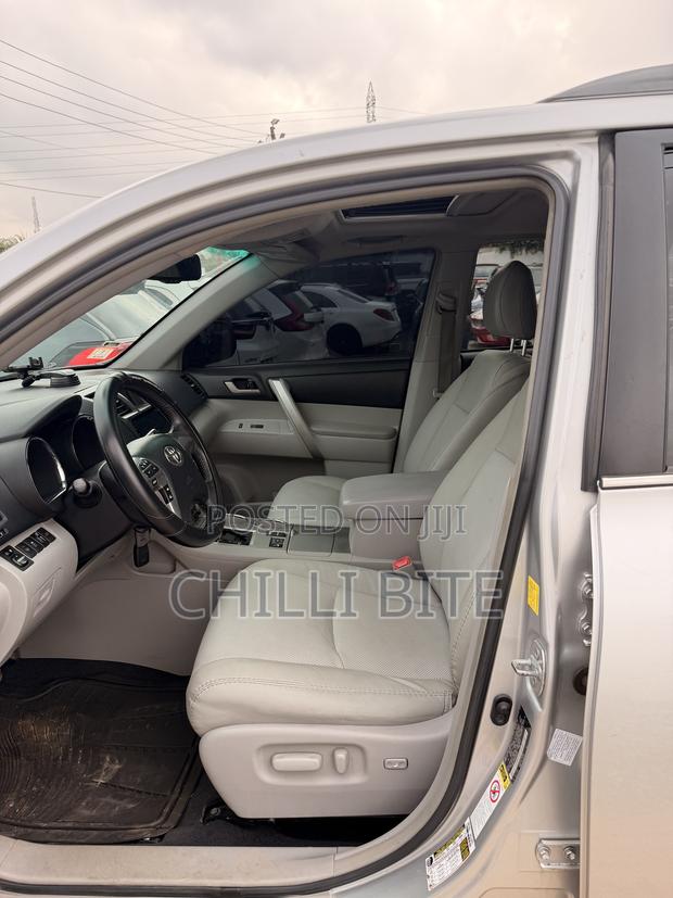Toyota Highlander 2.7L 2WD 2013 Silver