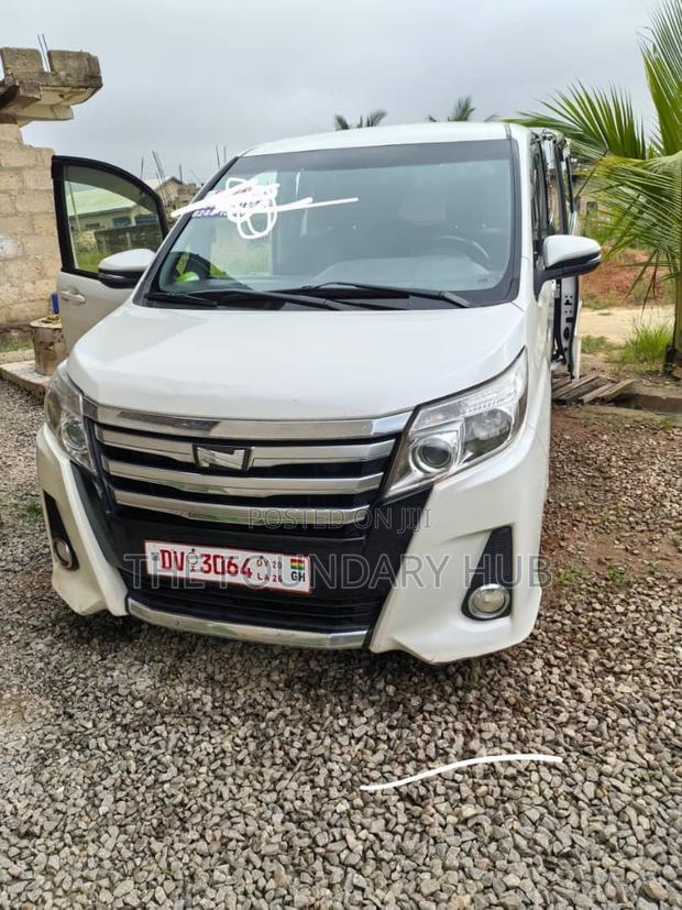 Toyota Voxy V 4WD 8-Seater 2016 White