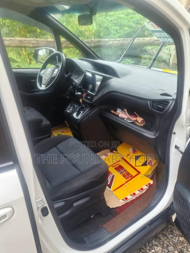 Toyota Voxy V 4WD 8-Seater 2016 White