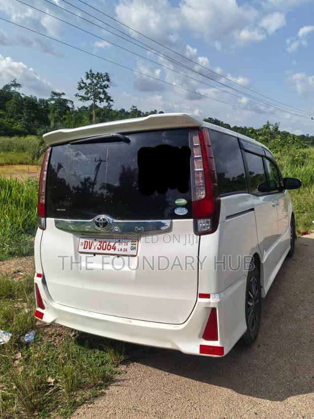 Toyota Voxy V 4WD 8-Seater 2016 White