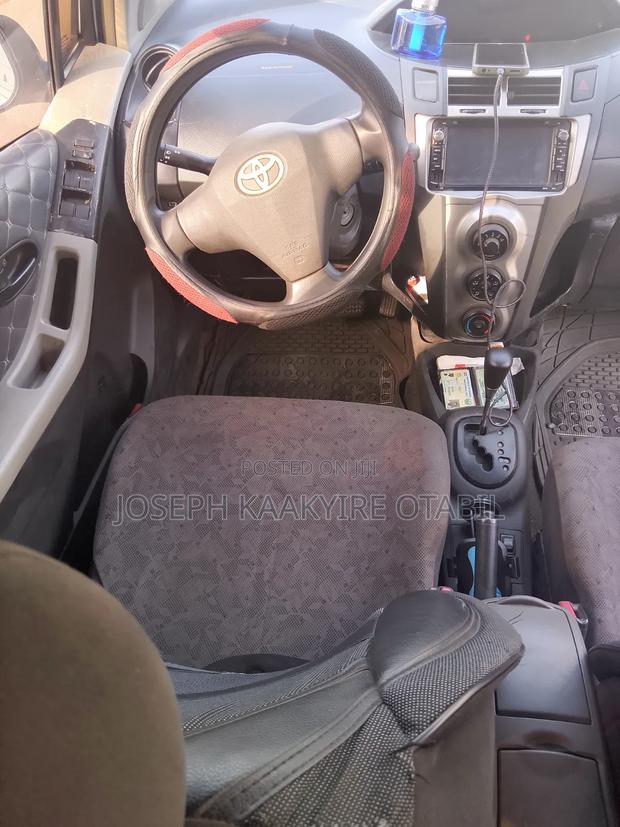 Toyota Vitz 2010 Silver