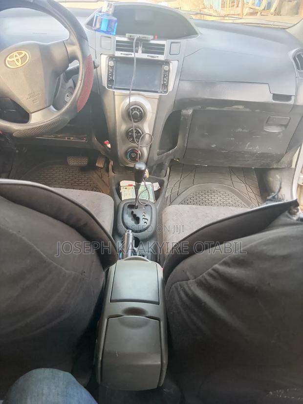 Toyota Vitz 2010 Silver