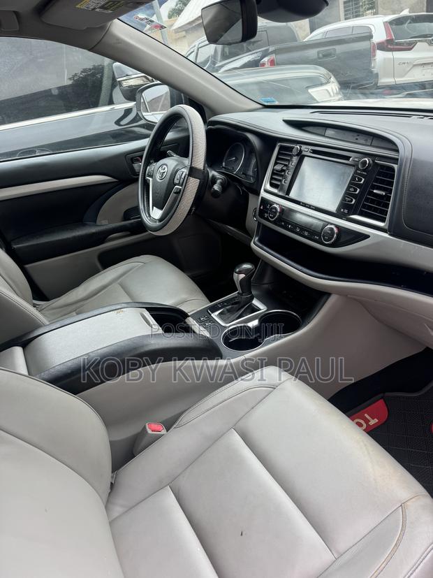 Toyota Highlander XLE 4x2 V6 (3.5L 6cyl 8A) 2018 White