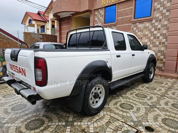 Nissan Hardbody 2021 White