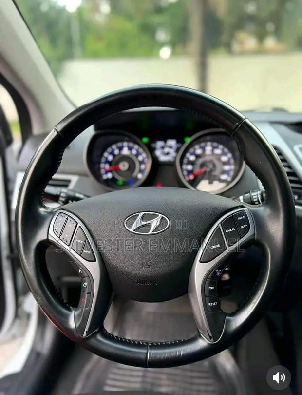 Hyundai Elantra Limited Sedan FWD (1.8L 4cyl 6A) 2016 White