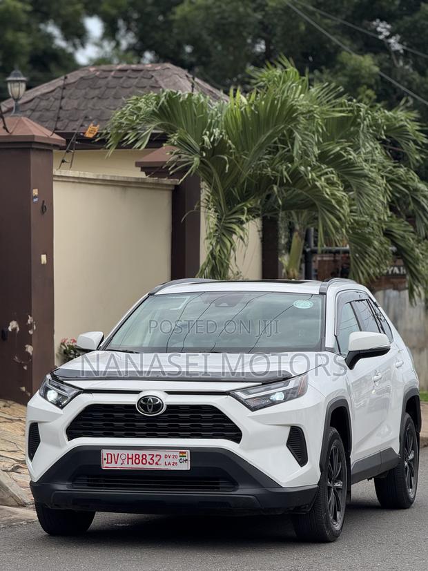 Toyota RAV4 XLE 2022 White