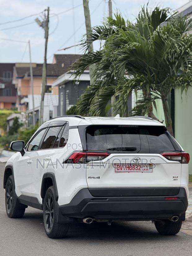 Toyota RAV4 XLE 2022 White