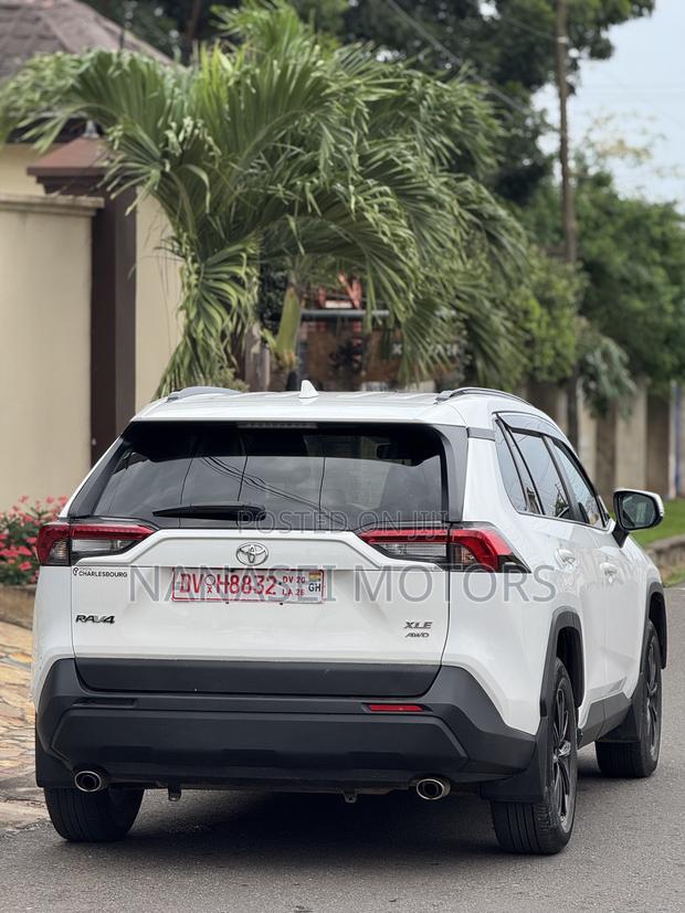 Toyota RAV4 XLE 2022 White