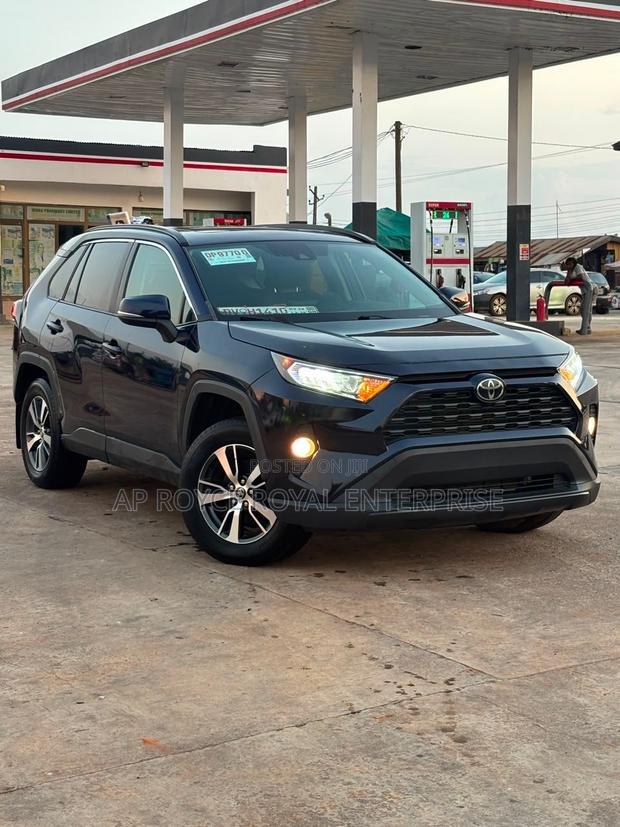 Toyota RAV4 XLE 2022 Blue