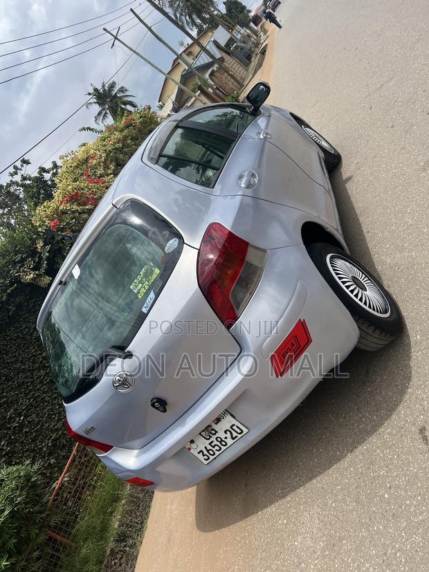 Toyota Vitz 1.0 FWD 5dr 2010 Silver