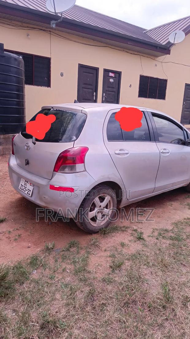 Toyota Vitz 2010 Gray