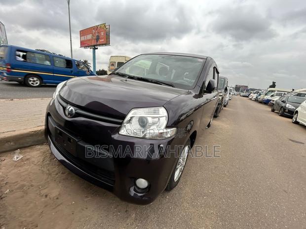Toyota Sienta 1.5 FWD 2012 Maroon