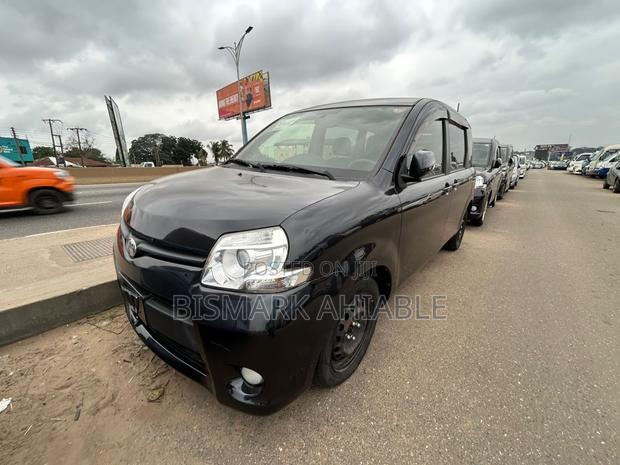 Toyota Sienta 1.5 FWD 2012 Maroon