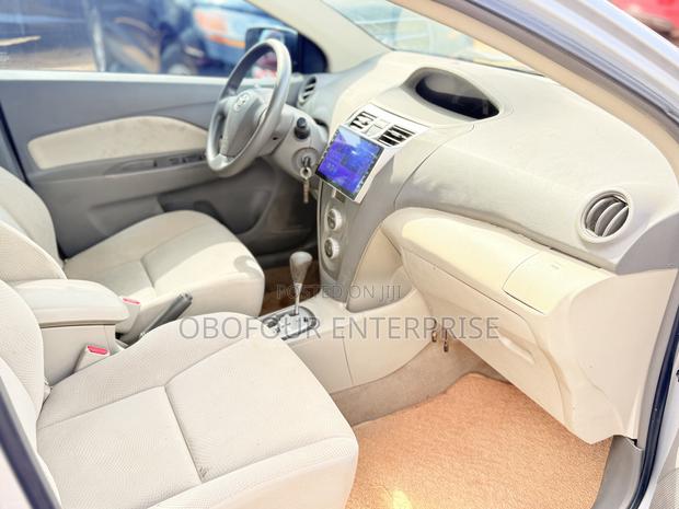 Toyota Belta 2010 Silver