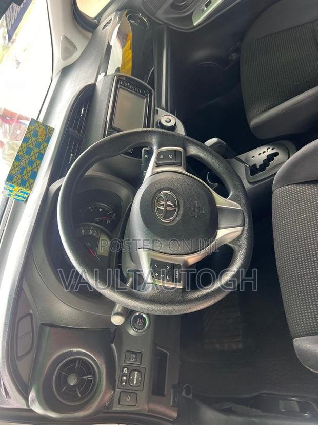 Toyota Vitz 1.3 FWD 5dr 2015 White