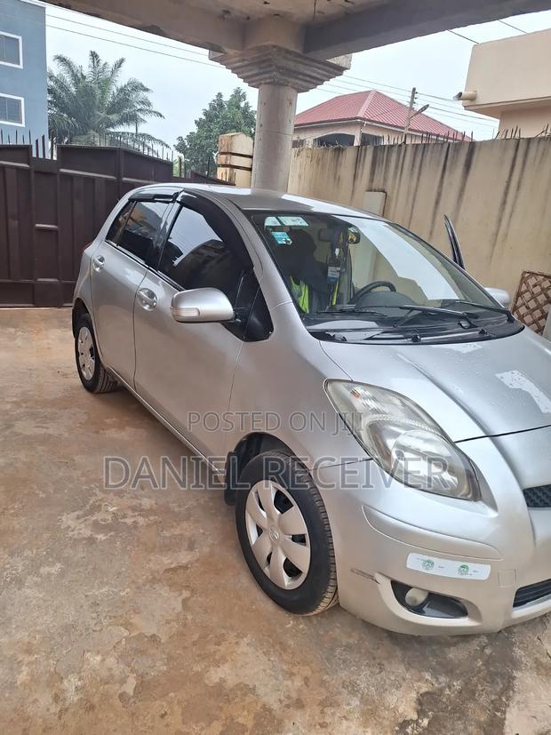 Toyota Vitz 2010 Silver