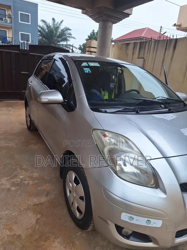 Toyota Vitz 2010 Silver