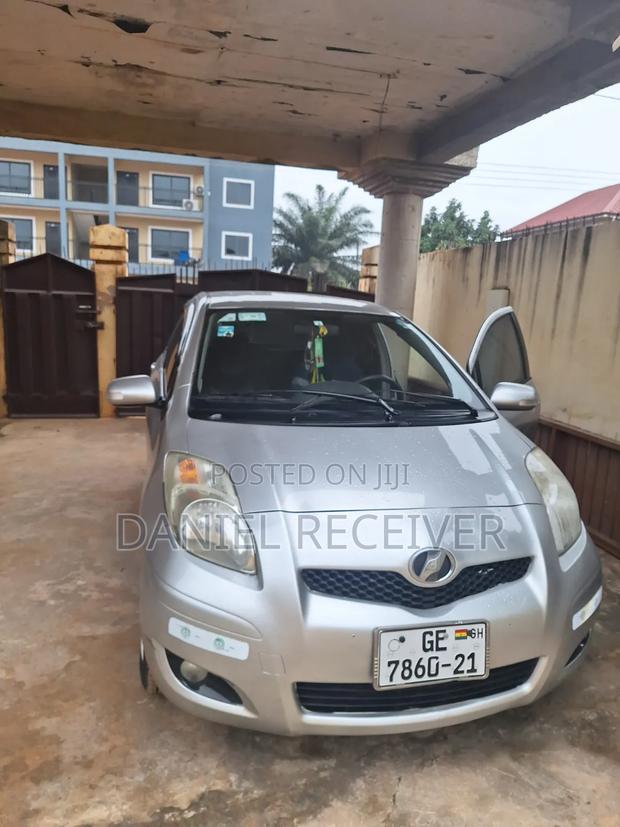 Toyota Vitz 2010 Silver