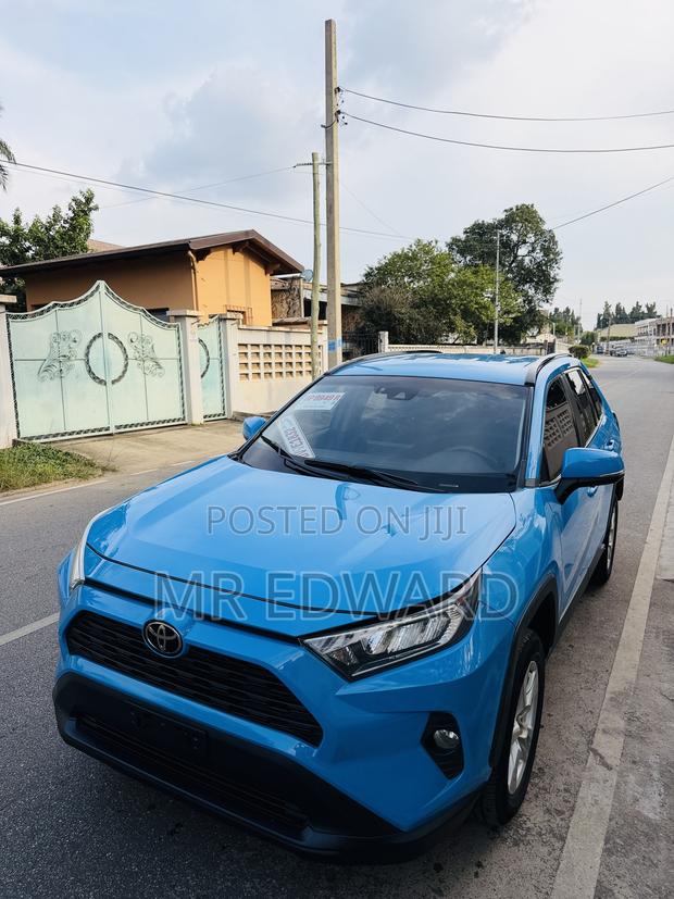 Toyota RAV4 XLE 2021 Blue