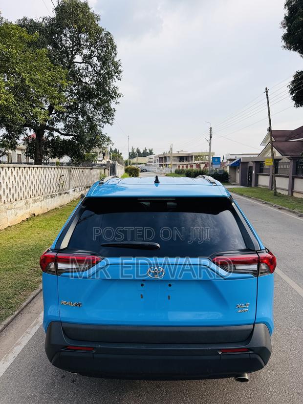 Toyota RAV4 XLE 2021 Blue