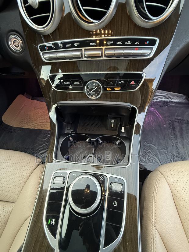 Mercedes-Benz C300 2019 Blue