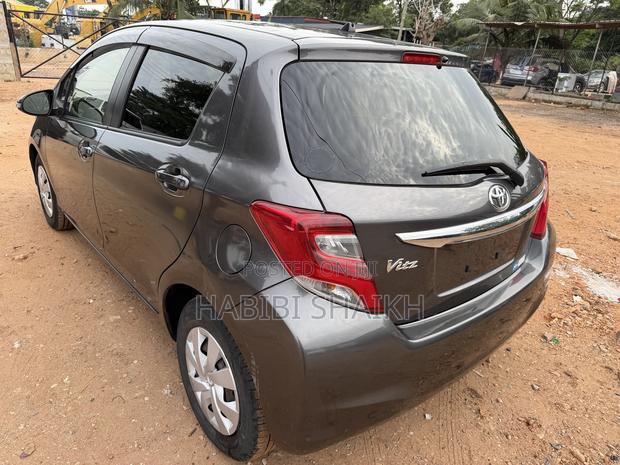 Toyota Vitz 1.3 FWD 5dr 2014 Gray