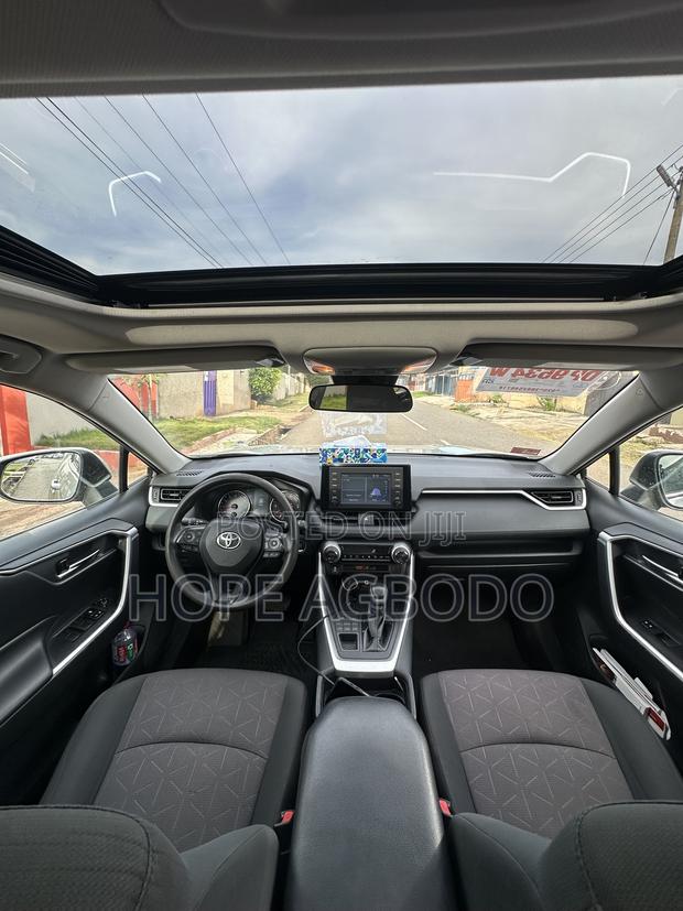 Toyota RAV4 XLE AWD 2019 Silver