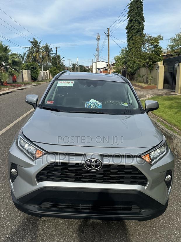 Toyota RAV4 XLE AWD 2019 Silver