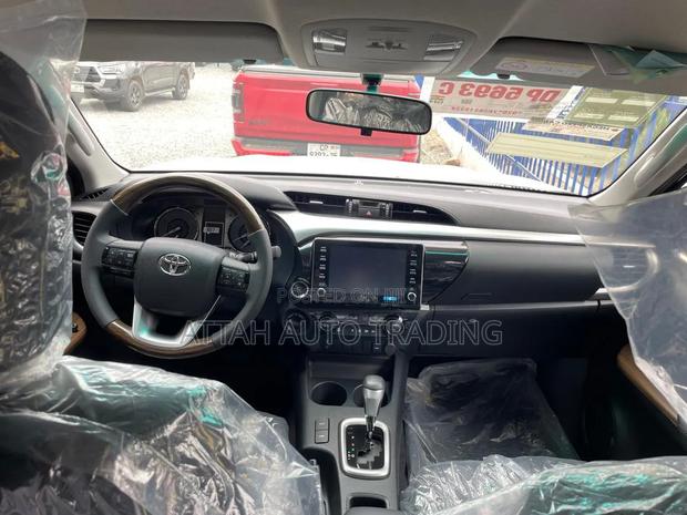 New Toyota Hilux 2025 Black