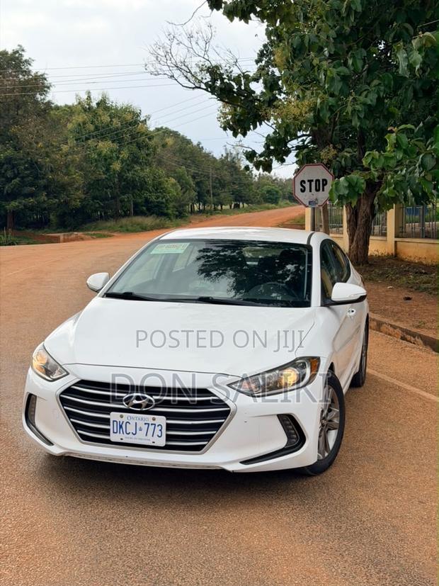 Hyundai Elantra SE Sedan FWD (2.0L 4cyl 6M) 2017 White