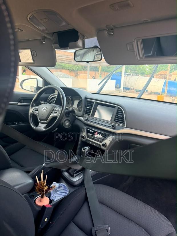 Hyundai Elantra SE Sedan FWD (2.0L 4cyl 6M) 2017 White