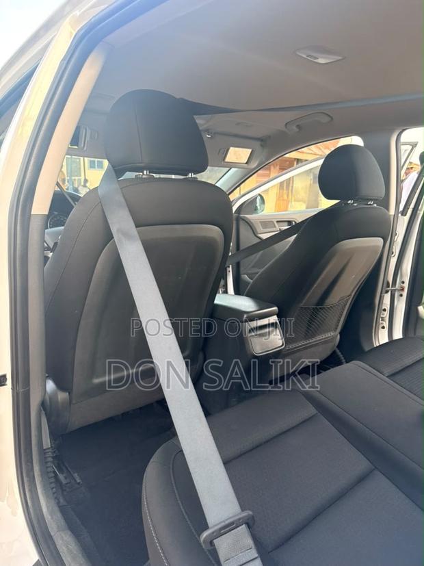 Hyundai Elantra SE Sedan FWD (2.0L 4cyl 6M) 2017 White