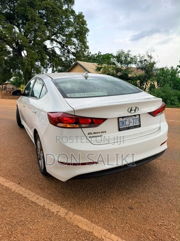 Hyundai Elantra SE Sedan FWD (2.0L 4cyl 6M) 2017 White