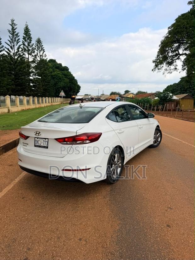 Hyundai Elantra SE Sedan FWD (2.0L 4cyl 6M) 2017 White