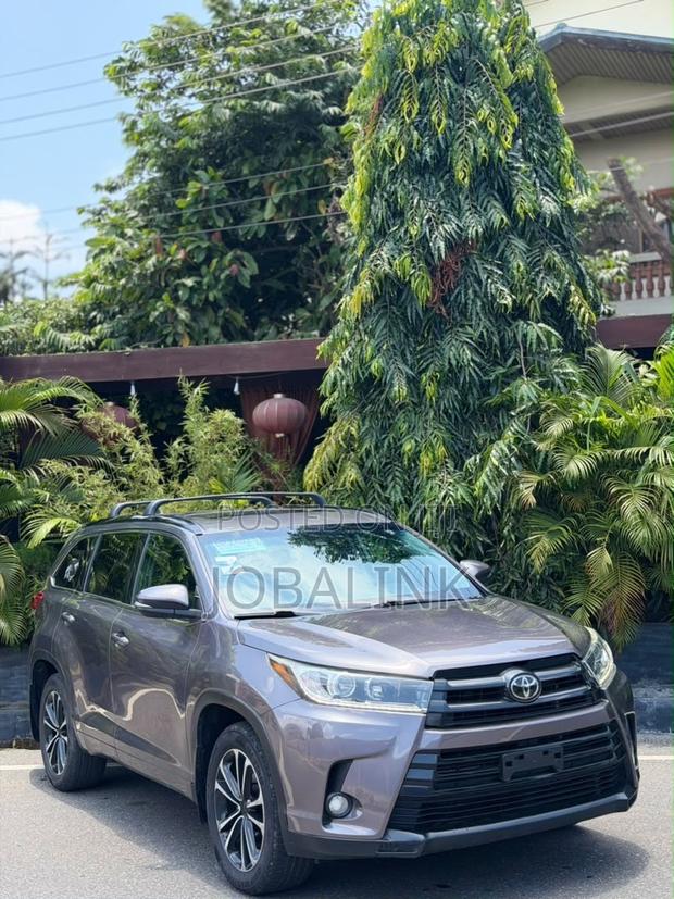 Toyota Highlander SE 2019 Gray