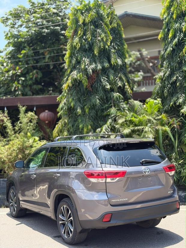 Toyota Highlander SE 2019 Gray