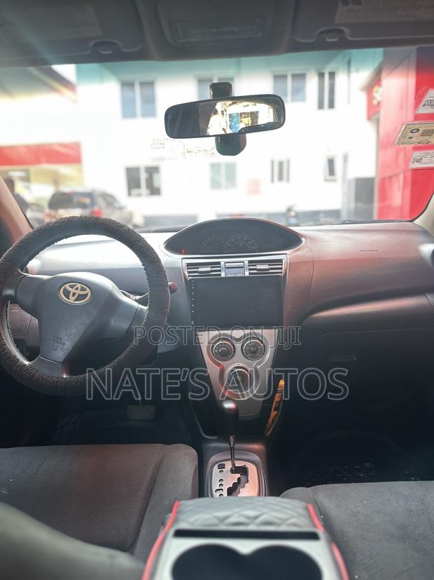 Toyota Yaris Base Sedan 4dr 2010 White