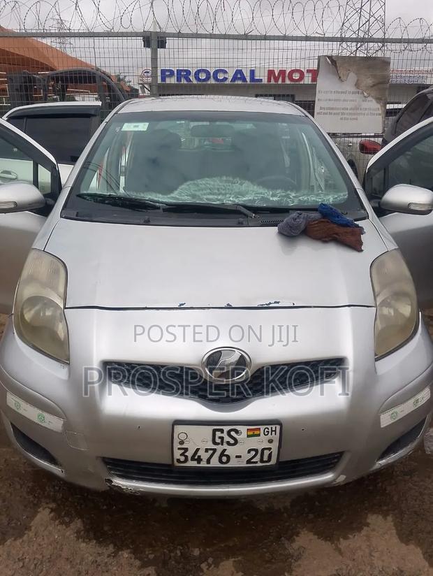 Toyota Vitz 2010 Silver