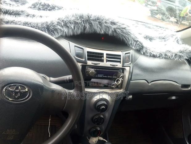 Toyota Vitz 2010 Silver