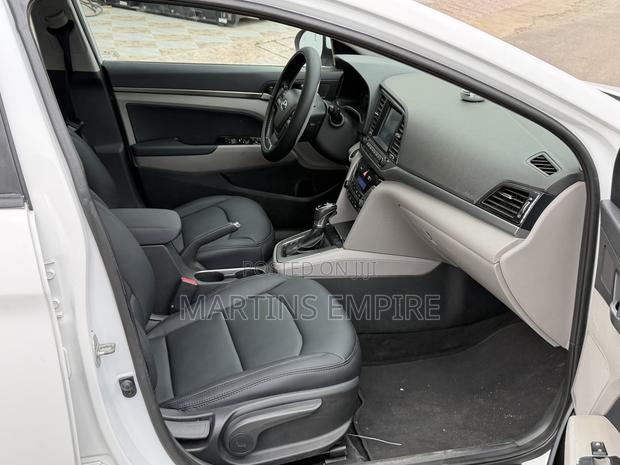 Hyundai Elantra Limited Sedan FWD (2.0L 4cyl 6A) 2017 White