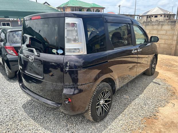 Toyota Sienta 1.5 FWD 2014 Maroon