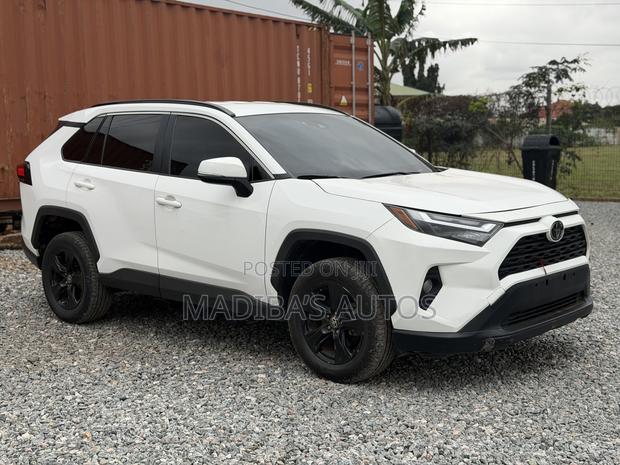 Toyota RAV4 XLE AWD 2023 White