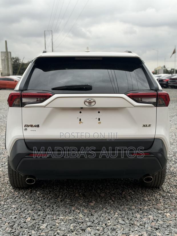Toyota RAV4 XLE AWD 2023 White