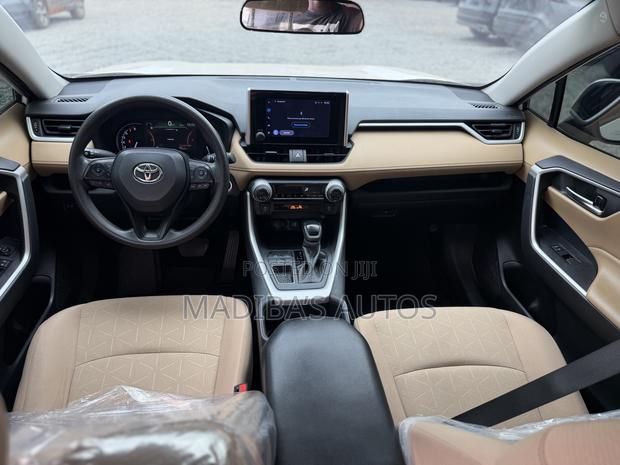 Toyota RAV4 XLE AWD 2023 White