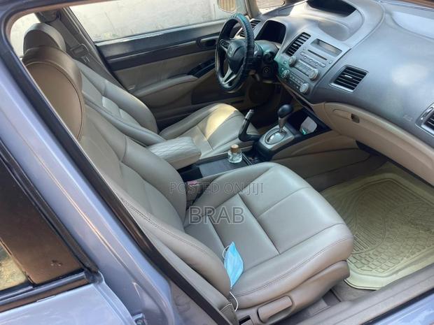Honda Civic 1.8 5 Door Automatic 2010 Gray