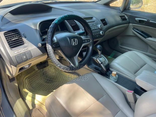Honda Civic 1.8 5 Door Automatic 2010 Gray
