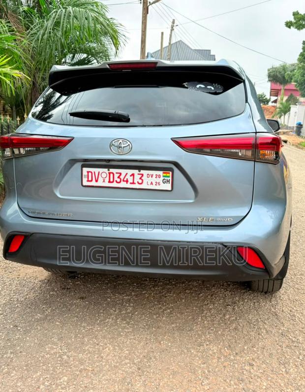 Toyota Highlander XLE 2022 Blue